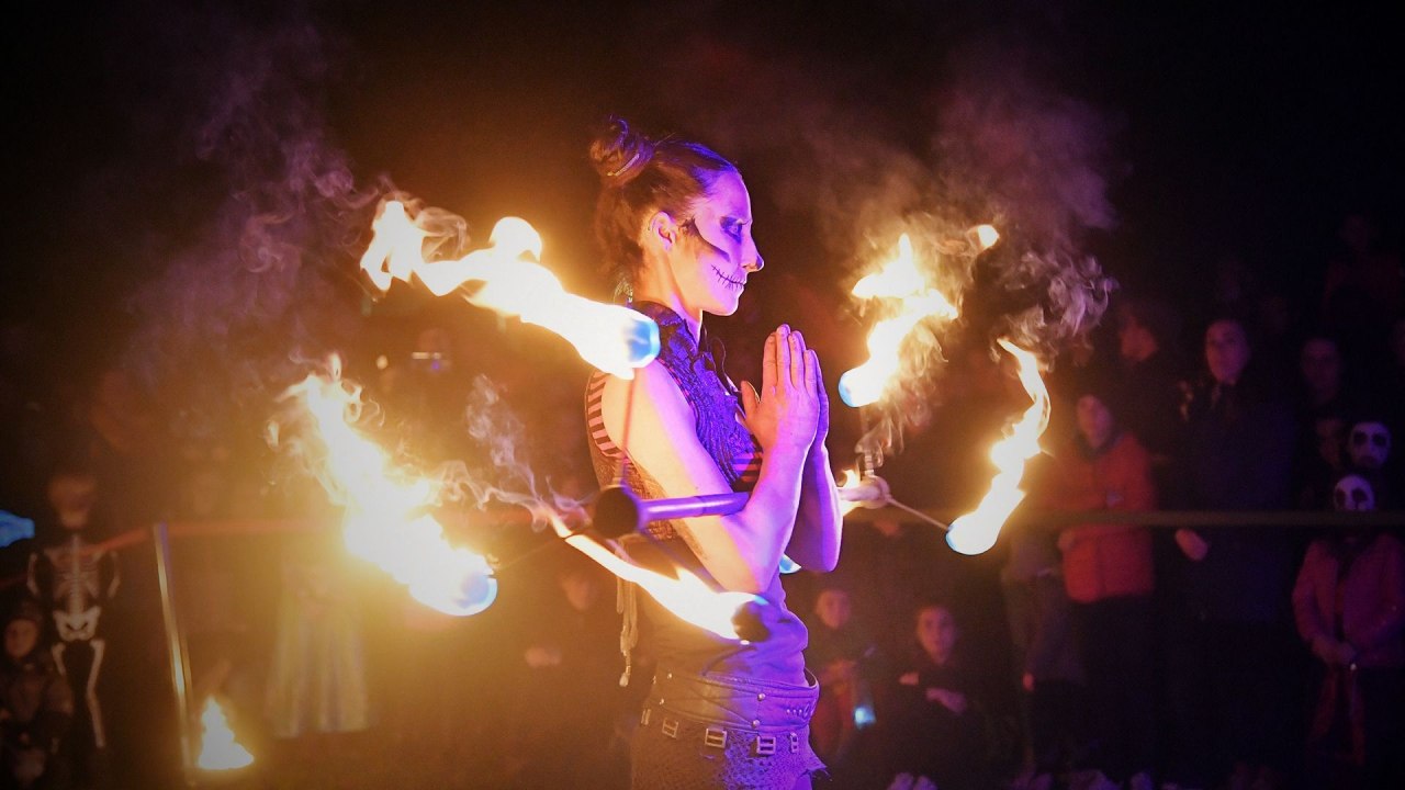 Ved lampionfestivalen i Rostock Zoo opfører en kvinde med ansigtsmaling et ildshow og holder en brændende pind i hånden. // © Zoo Rostock/ Kloock Ved lampionfestivalen i Rostock Zoo opfører en kvinde med ansigtsmaling et ildshow og holder en brændende pind i hånden. // © Zoo Rostock/ Kloock
