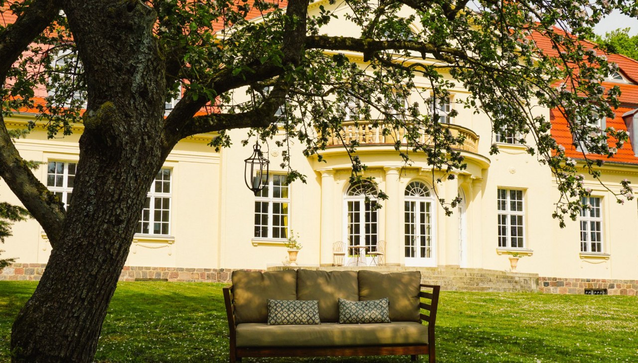 Cozy feel-good place with a view of the Gevezin estate park, &copy; Gutshaus Gevezin