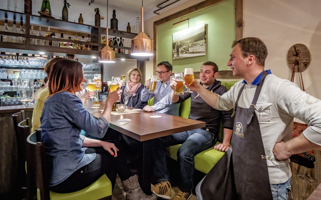 Tevreden gasten zijn de beloning van de brouwer., © Darßer BRAUHAUS