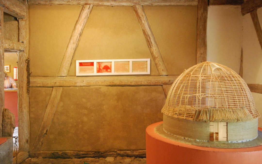 Model van een Mecklenburgse ronde schuur met muren van aangestampte aarde uit de permanente collectie van het Lehmmseum Gnevsdorf, © FAL e.V.