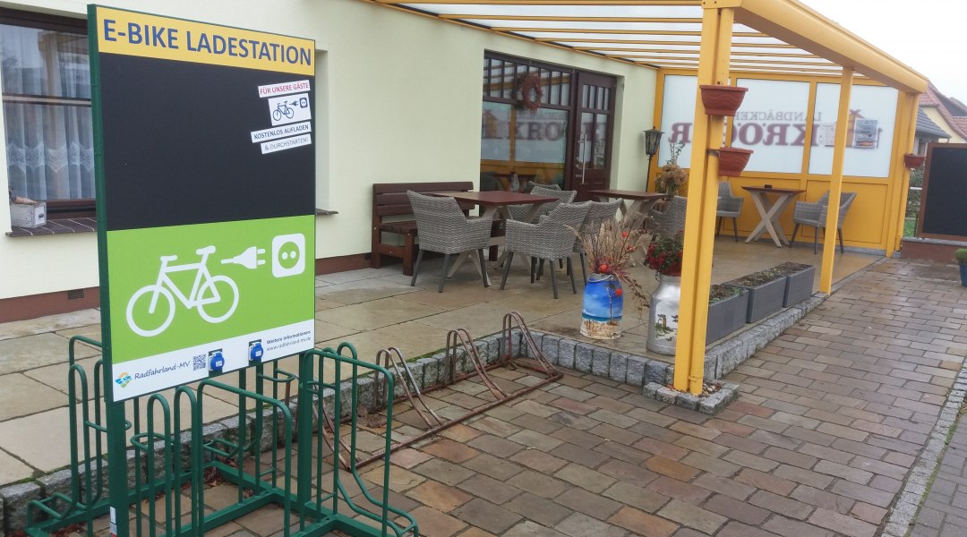 Stacja ładowania rowerów elektrycznych w wiejskiej piekarni Kröger, © Tourismusverein Vogelparkregion Recknitztal e.V.