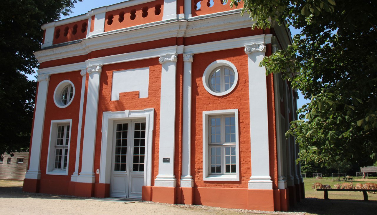 Ivenack - biało-czerwony pawilon, © Silke Voss