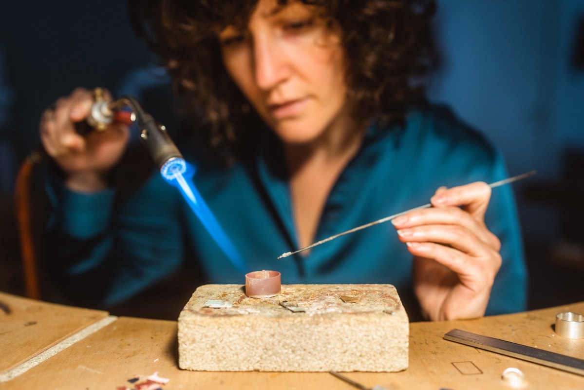 Bij de productie van sieraden // &copy; Erik Gross