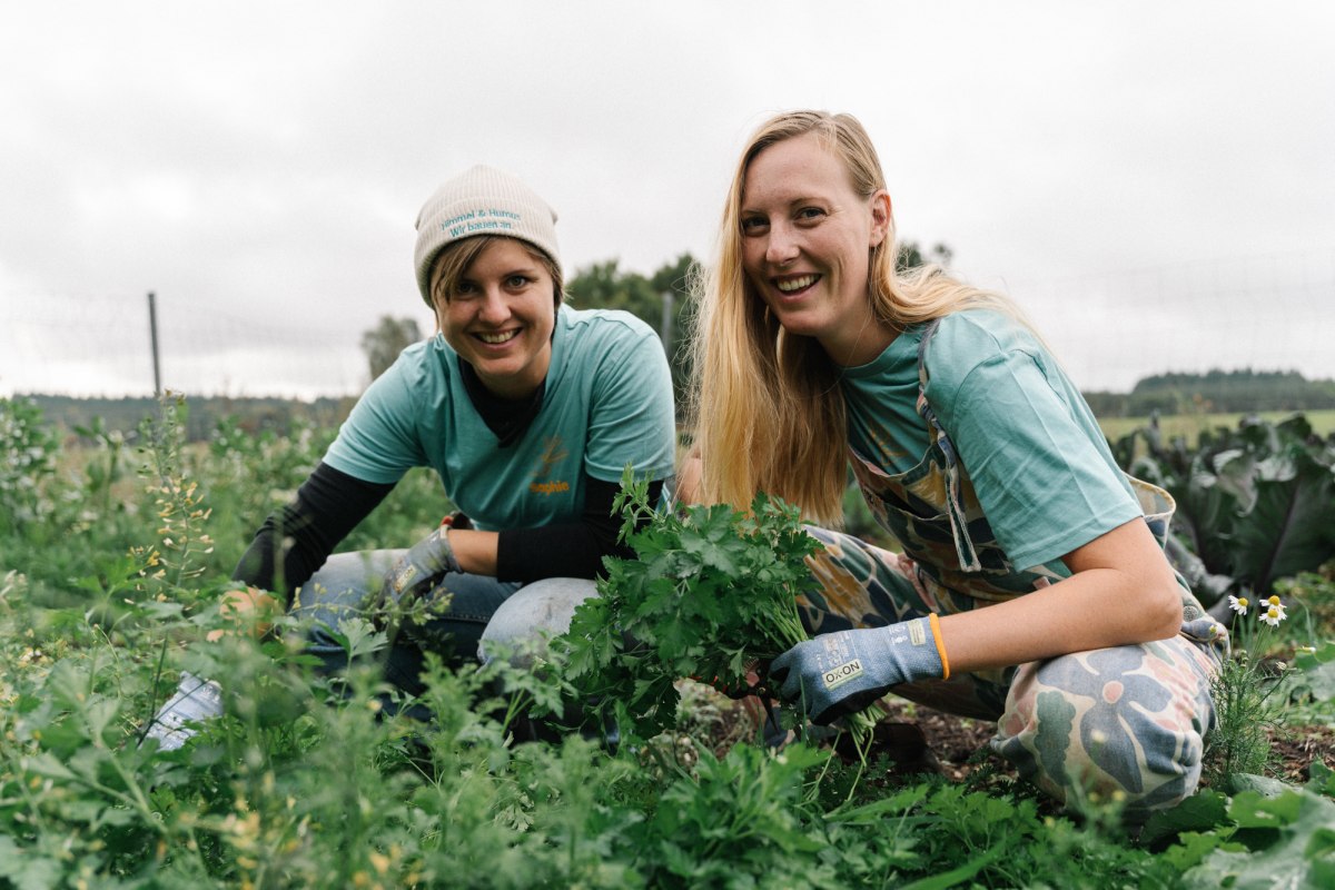 Ceri and Sophie harvesting herbs // &copy; Michael Taterka
