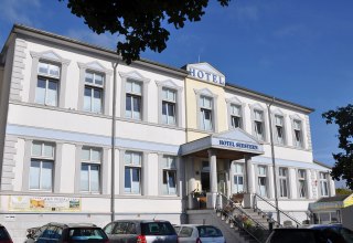 Direkt an der Ahlbecker Promenade, nah der Seebrücke gelegen - das Hotel Seestern // © MV-T Direkt an der Ahlbecker Promenade, nah der Seebrücke gelegen - das Hotel Seestern // © MV-T