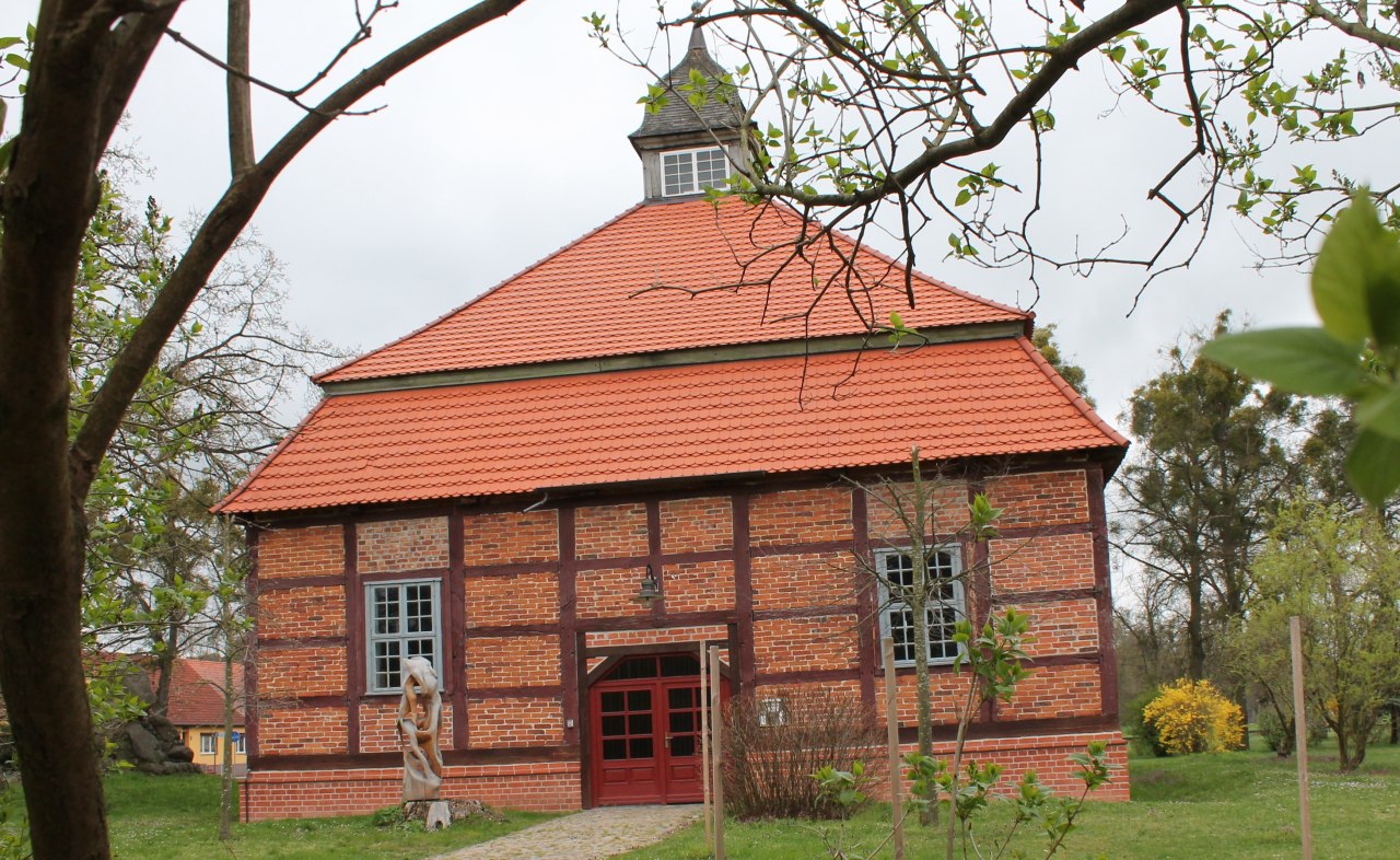 A popular meeting place for art lovers: the Remplin Art Chapel. // &copy; Thomas Koch