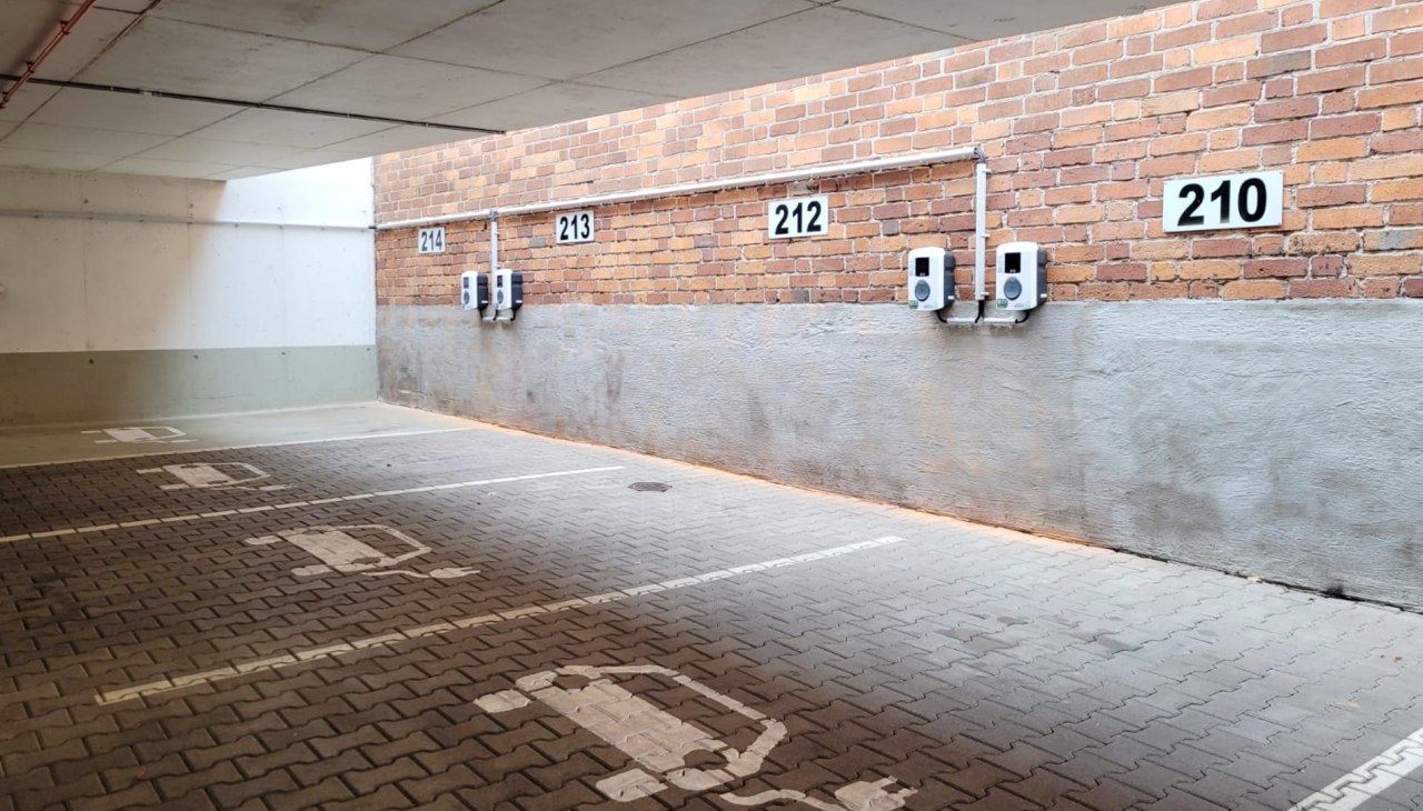 Parking ze stacją ładowania samochodów elektrycznych przy muzeum morskim, © TZ HST