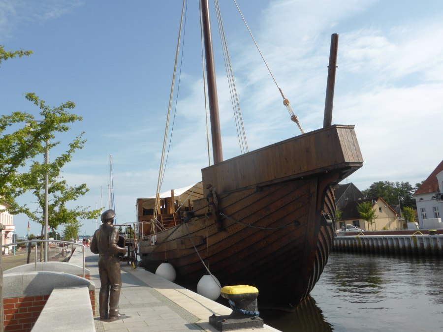 Fiedel Schulz verwelkomt de rader in de haven van kustplaats Ueckermünde, © Uta Sommer