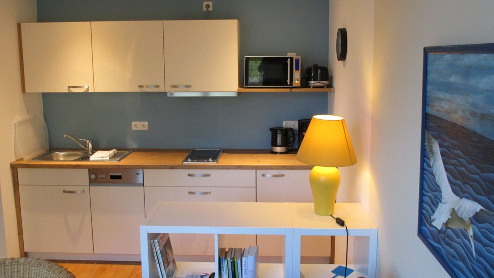 Apartment with modern kitchenette // &copy; Gudrun Thomas-Ziebuhr