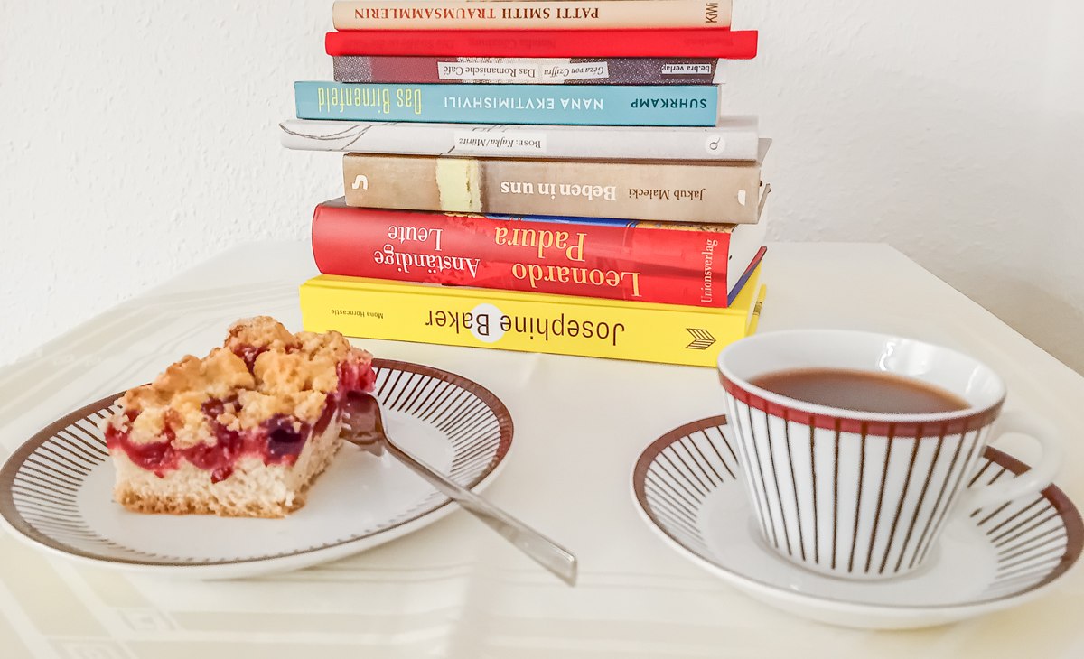 Niedzielna kawa i książka, © Marlis Mlinski
