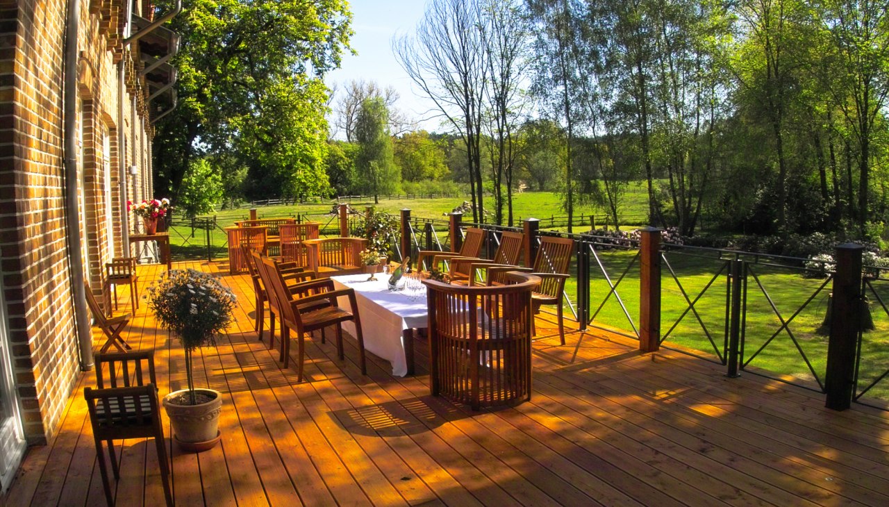 Odkryty taras w ośrodku wypoczynkowym Gut Settin, © Resort Gut Settin