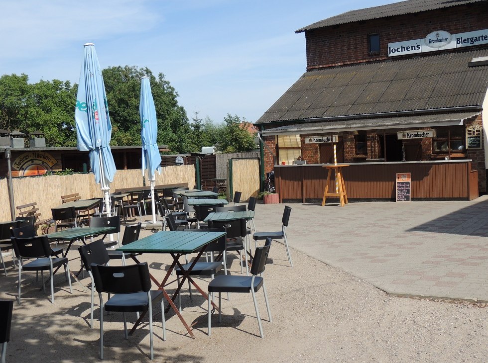 Beer garden with counter and in the background smokehouse, © Kurverwaltung Insel Poel