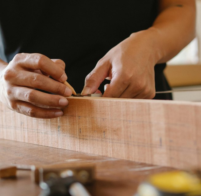 &copy; Foto: pexels.com, Erntemann, Der Mit Holzplanke Arbeitet