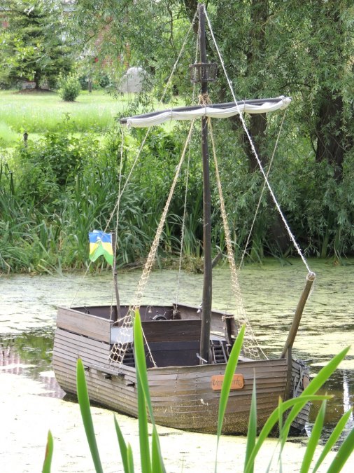 Widok na replikę "Poeler Kogge" na stawie gaśniczym, © Kurverwaltung Insel Poel Widok na replikę "Poeler Kogge" na stawie gaśniczym, © Kurverwaltung Insel Poel