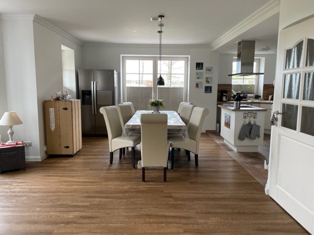 Ruime open keuken met grote eettafel, © TMV