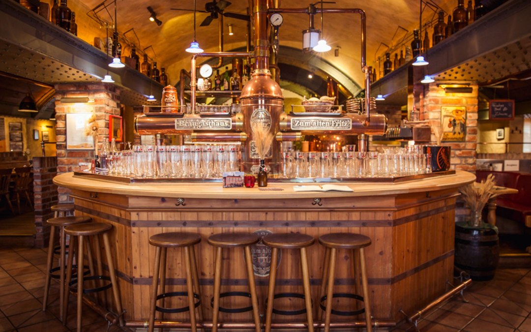 Koperkleurige bierketels en bar in het brouwerijcafé "Zum alten Fritz"., © BgH Alter Fritz/M. Krüger