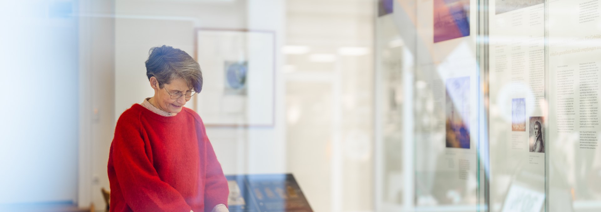 Centrum Caspara Davida Friedricha w Greifswaldzie ożywia sztukę. Interaktywne stacje pozwalają odwiedzającym zanurzyć się w metodach pracy malarza, studiować szkice i zrozumieć źródła jego inspiracji. To miejsce, które przekazuje wiedzę i zachęca odwiedzających do dokonywania własnych odkryć., © MV-T/Gross Zwiedzający przy interaktywnej stacji w Centrum Caspara Davida Friedricha w Greifswaldzie.