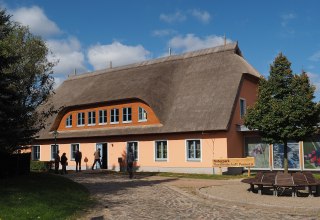 Buitenaanzicht van het bezoekersinformatiecentrum van het Natuurpark rivierlandschap Peenedal, © Harald Karl