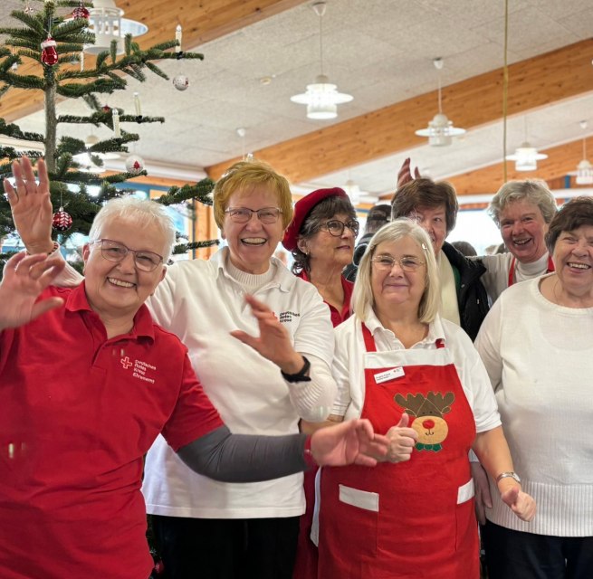 Auf dem DRK-Weihnachtsmarkt präsentieren sich neben dem Hauptamt vor allem die Menschen, die unser starkes Ehrenamt ausmachen. Mit dabei sind die Ortsvereine, die Bereitschaften, die Wasserwacht und das Jugendrotkreuz. // © DRK-KV Rügen-Stralsund e.V. Auf dem DRK-Weihnachtsmarkt präsentieren sich neben dem Hauptamt vor allem die Menschen, die unser starkes Ehrenamt ausmachen. Mit dabei sind die Ortsvereine, die Bereitschaften, die Wasserwacht und das Jugendrotkreuz. // © DRK-KV Rügen-Stralsund e.V.