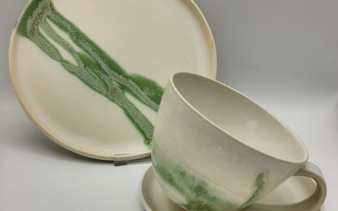 a place setting from stoneware, © Sabine Oettel