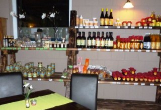 Regionale producten zoals eieren, fruit en groenten en duindoornproducten zijn te koop // &copy; TMV/Trampnau