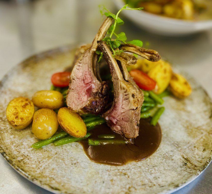 Lamsrack|bonen|rozemarijn aardappelen // &copy; Herrschaftszeiten Boizeburg