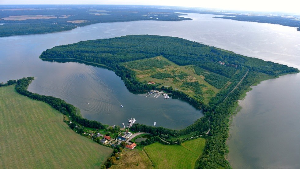 Widok z lotu ptaka na łowisko z domkami letniskowymi // © Fischerei und Räucherei Alt-Schwerin/Dietmar Bürth Widok z lotu ptaka na łowisko z domkami letniskowymi // © Fischerei und Räucherei Alt-Schwerin/Dietmar Bürth
