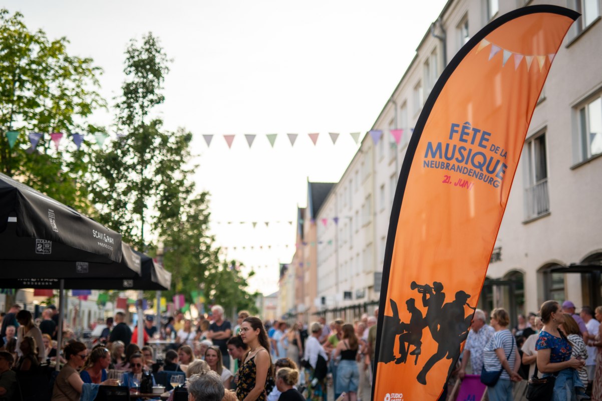 Cheerful get-together on Turmstrasse during the F&ecirc;te de la Musique. // &copy; Jessica Schuck