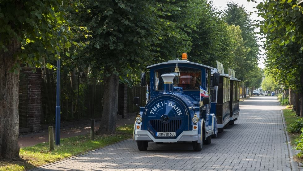 The TUKI train on its journey through Graal-M&uuml;ritz // &copy; Tourismus- und Kur GmbH Graal-M&uuml;ritz (AP)