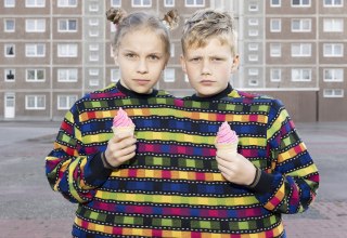 Hänsel und Gretel stehen auf dem Berliner Platz // © © Sinje Hasheider Hänsel und Gretel stehen auf dem Berliner Platz // © © Sinje Hasheider