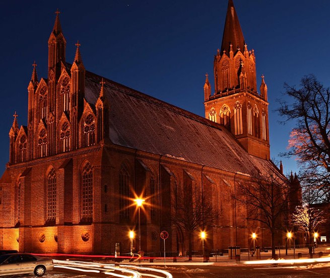 Konzertkirche Neubrandenburg bei Nacht // &copy; Oppermann Fotografie