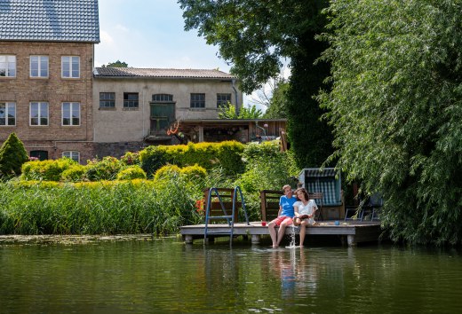 Vakantie op het platteland in het Mecklenburgse merengebied: Ontspannen in de natuur - het Haus am Gadowsee in Comthurey heeft zelfs een eigen zwemsteiger., © TMV/Tiemann