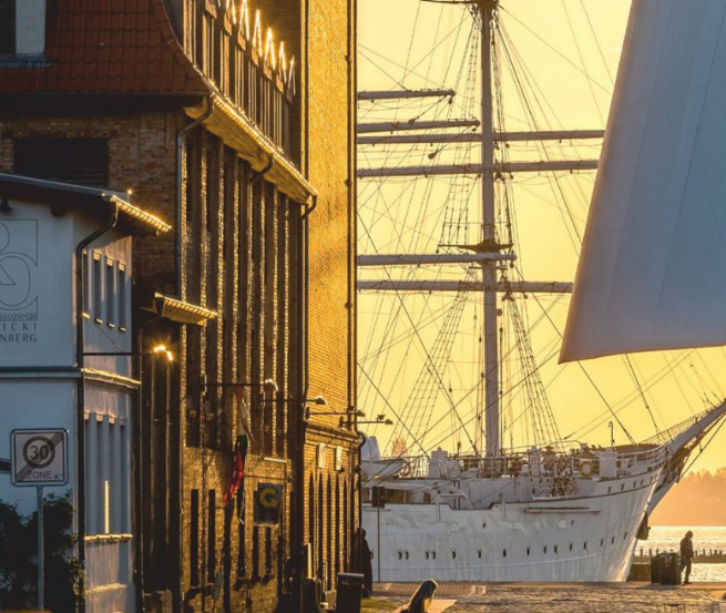 The view of the Gorch Fock at the harbor. // &copy; Ekkehard Gnadler / Fotocommunity Stralsund