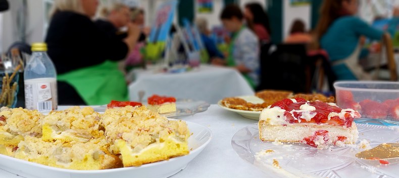 Delicious homemade cakes are also available! // © Kulturhof Letschow e.V. Delicious homemade cakes are also available! // © Kulturhof Letschow e.V.