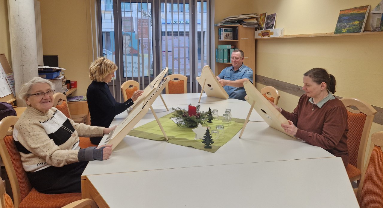 Veeh Harfe-kursus i Diakoniens flergenerationshus i samarbejde med musikskolen // © Diakonie Neustrelitz Veeh Harfe-kursus i Diakoniens flergenerationshus i samarbejde med musikskolen // © Diakonie Neustrelitz