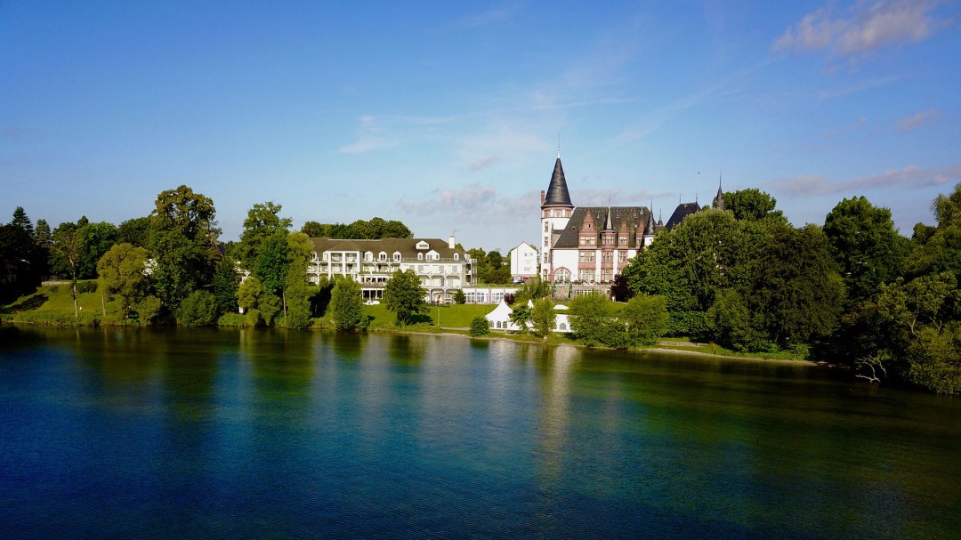 Seehotel Schloss Klink położony jest bezpośrednio nad rzeką Müritz, © Seehotel Schloss Klink Seehotel Schloss Klink położony jest bezpośrednio nad rzeką Müritz, © Seehotel Schloss Klink