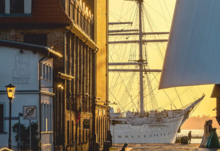The view of the Gorch Fock at the harbor. // &copy; Ekkehard Gnadler / Fotocommunity Stralsund
