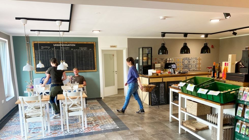 Sklep rolniczy i kawiarnia, © LG Sklep rolniczy i kawiarnia, © LG