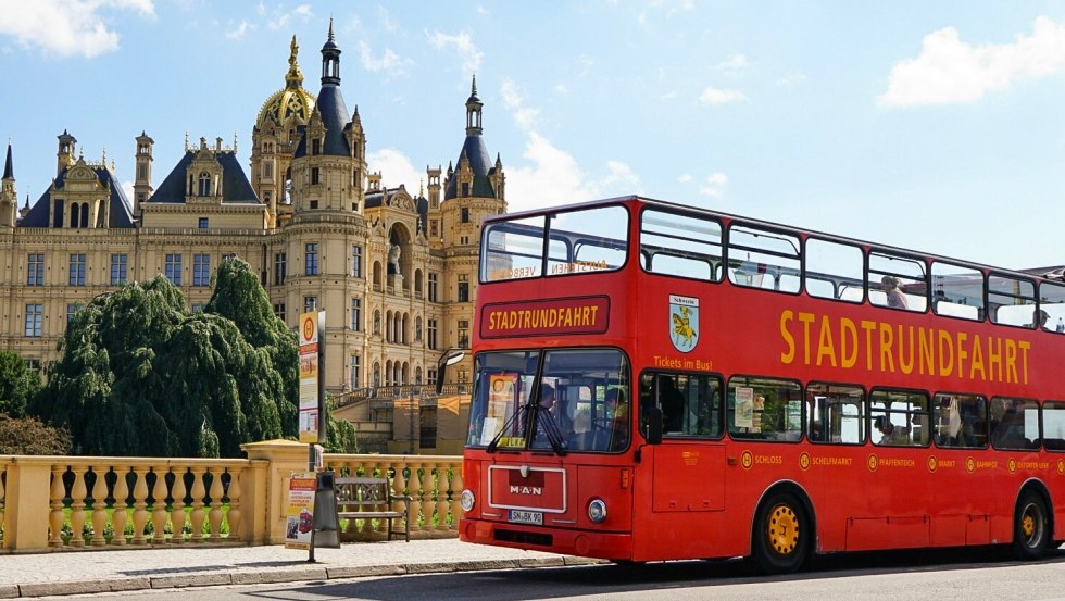 Red biplane in front of Schwerin Castle, © Niko Ulrich