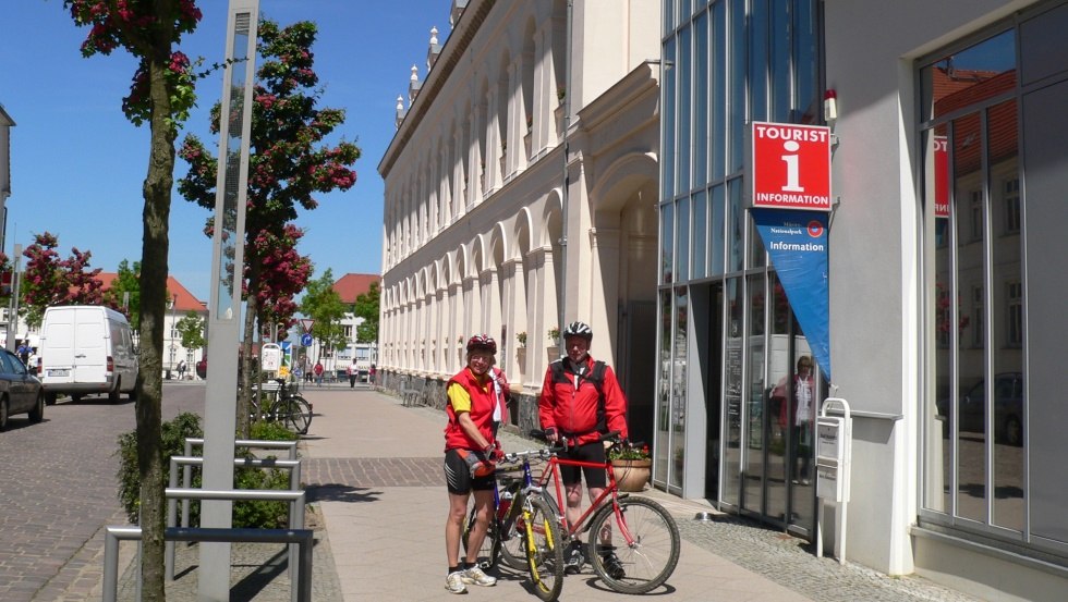 Fietsers bij het toeristeninformatiecentrum, © Stadt Neustrelitz