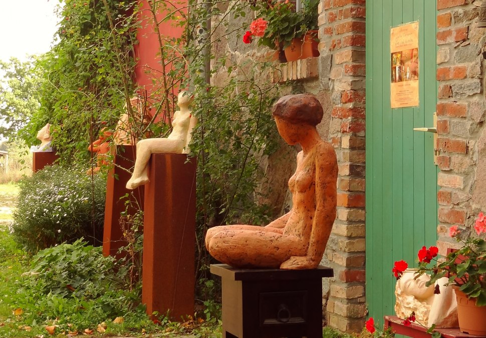 Sculptures at the entrance invite you to enter, © Christine Radecke Sculptures at the entrance invite you to enter, © Christine Radecke