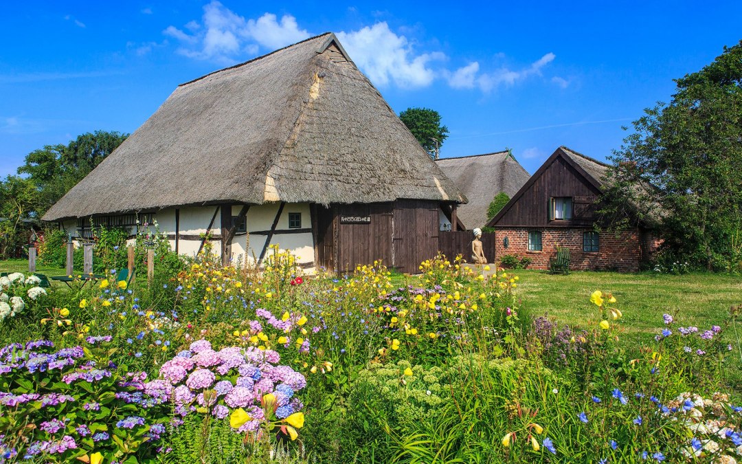 Picturesquely situated are the listed ensembles of time-honored farmsteads in the district of Barnstorf, © Voigt & Kranz UG