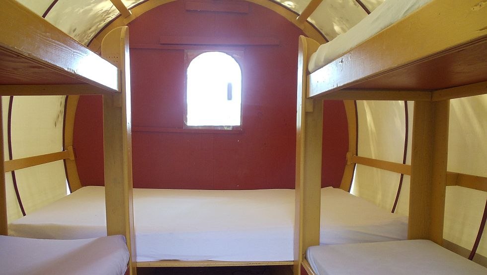 Onze gezellige huifkar van binnen, © Planwagencamping/Köster