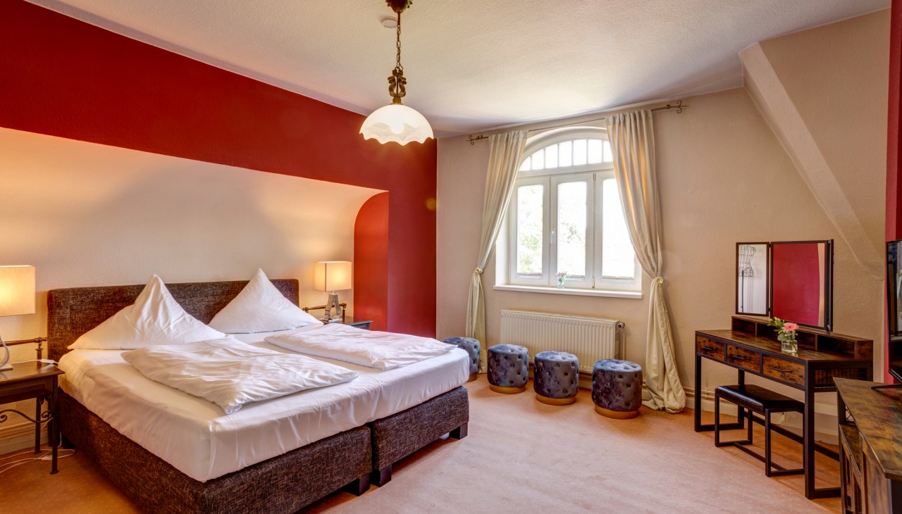 View into the sleeping area of one of the rooms., © Jagdschlösschen Schwartow / Jan Haeselich