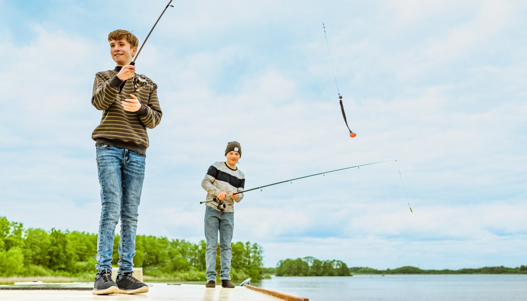Avonturen op de woonboot: kinderen genieten van een dagje vissen op de Müritz. // © MV-T/Tiemann Avonturen op de woonboot: kinderen genieten van een dagje vissen op de Müritz. // © MV-T/Tiemann