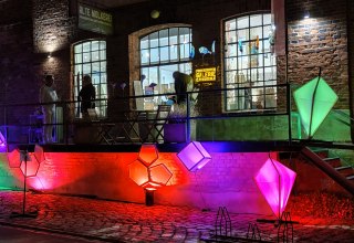 Lichtinstallationen an der Alten Molkerei Kl&uuml;tz // &copy; Janos Freuschle