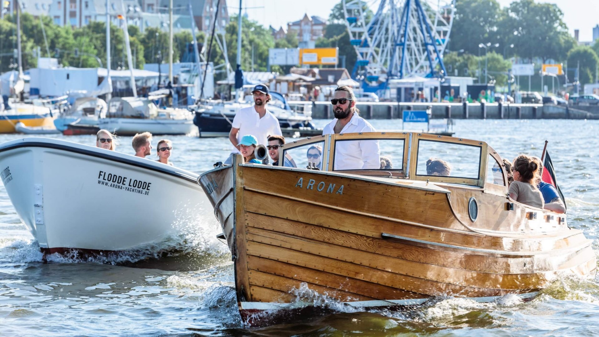 Glijd over de wateren van de Warnow in de goed onderhouden maritieme klassieke auto's van Arona Yachting en geniet van gin en tonics, © TMV/Tiemann