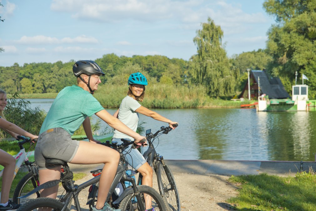 Rowerzyści na terminalu promowym, © C.Drühl/Tourist-Info
