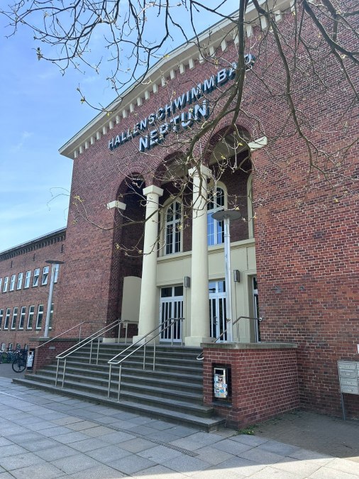 Neptun swimming bath, exterior view, main entrance, © TMV_hoehle