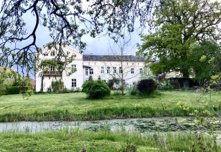 View of the manor house from the park // © Herrenhaus Roggow View of the manor house from the park // © Herrenhaus Roggow